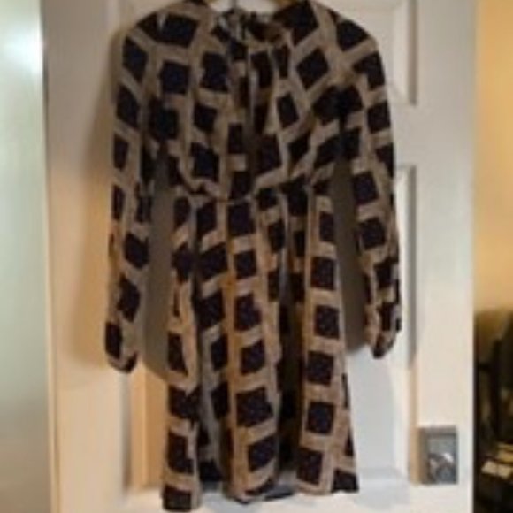 Long sleeve backless dress (S) - Picture 3 of 3